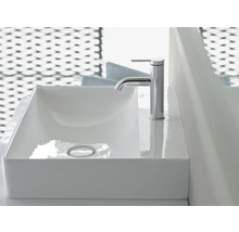 Rechteckiges weißes Keramik-Waschbecken mit einer verchromten Einhebel-Mischbatterie in einem modernen Badezimmer.