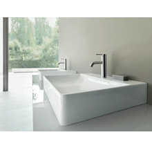 Modernes Badezimmer mit zwei rechteckigen Aufsetzwaschbecken aus Keramik und verchromten Waschtischarmaturen in heller, minimalistischer Umgebung.