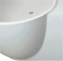 Detailansicht einer weißen Badewanne aus Mineralguss mit rundem Überlauf.