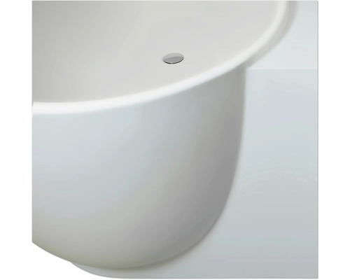 Detailansicht einer weißen Badewanne aus Mineralguss mit rundem Überlauf.