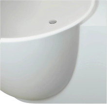 Detailaufnahme einer modernen weißen Badewanne mit geschwungenem Rand und integriertem verchromtem Ablauf.