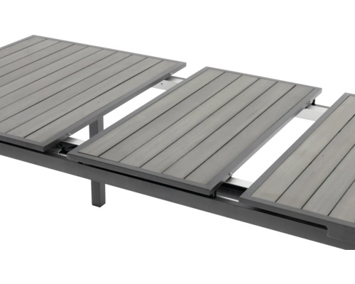 Detailansicht des Ausziehmechanismus eines Gartentisches mit Aluminiumgestell und Lamellen.