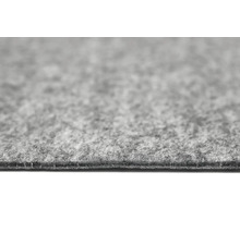 Nahaufnahme eines grauen Nadelvlies-Teppichbodens mit strukturierter Oberfläche und sichtbarer Kante.