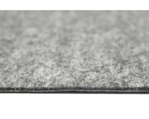 Nahaufnahme eines grauen Nadelvlies-Teppichbodens mit strukturierter Oberfläche und sichtbarer Kante.