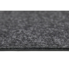 Nahaufnahme eines grauen Nadelfilz-Bodenbelags mit strukturierter Oberfläche und sichtbarer Unterseite.