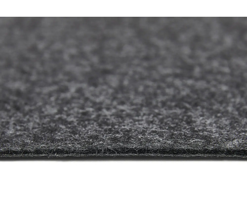 Nahaufnahme eines grauen Nadelfilz-Bodenbelags mit strukturierter Oberfläche und sichtbarer Unterseite.