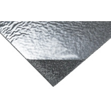 Selbstklebende Dämmplatte mit strukturierter Aluminiumoberfläche und dunkler Unterseite aus Filz oder Mineralwolle.