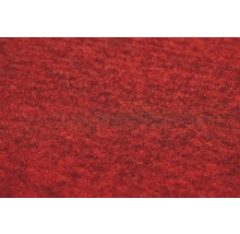 Nahaufnahme der Textur eines roten Nadelfilzteppichs.