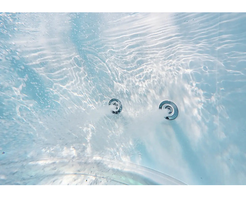 Nahaufnahme von zwei aktiven Whirlpool-Düsen unter Wasser mit sprudelndem Wasser in einem Pool oder einer Badewanne.