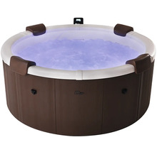 Runder Whirlpool in Holzoptik mit weißem Rand, vier Kopfstützen, blau beleuchtetem, sprudelndem Wasser und MSpa Logo.