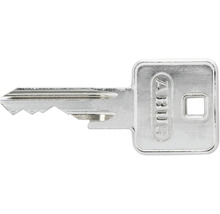 Metallener ABUS Schlüssel mit rechteckigem Kopf, ABUS Logo und einem quadratischen Loch.