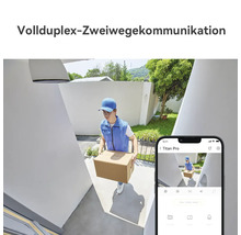 Vollduplex-Zweiwegekommunikation einer Überwachungskamera mit Paketboten im Eingangsbereich und Live-Ansicht auf einem Smartphone.