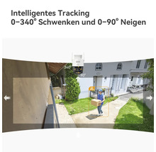 Überwachungskamera mit intelligentem Tracking, Schwenkbereich bis 340 Grad und Neigung bis 90 Grad, zeigt Personenerkennung im Außenbereich.