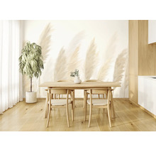 Hell gestaltetes Esszimmer mit einer Fototapete mit großen Pampasgraswedeln, Holztisch, Holzstühlen und Holzboden.