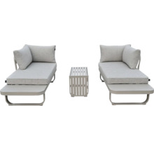 Modernes Garten-Lounge-Set bestehend aus zwei Aluminiumliegen mit grauen Polstern und einem kleinen Beistelltisch in Lattenoptik.