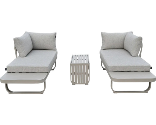 Modernes Garten-Lounge-Set bestehend aus zwei Aluminiumliegen mit grauen Polstern und einem kleinen Beistelltisch in Lattenoptik.