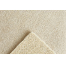 Weicher Teppichboden aus Filz, Detailaufnahme der Materialstruktur mit umgeklappter Ecke.