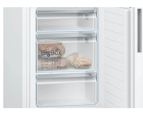 Blick in einen geöffneten Gefrierschrank mit drei transparenten Schubfächern, mittleres Fach als BigBox beschriftet und mit Brot befüllt.