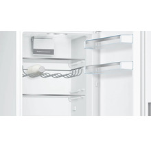 Kühlschrank-Innenraum mit PowerVentilation-System, Metall-Flaschenregal inklusive einer Flasche und Glasablagen mit silbernen Profilen.