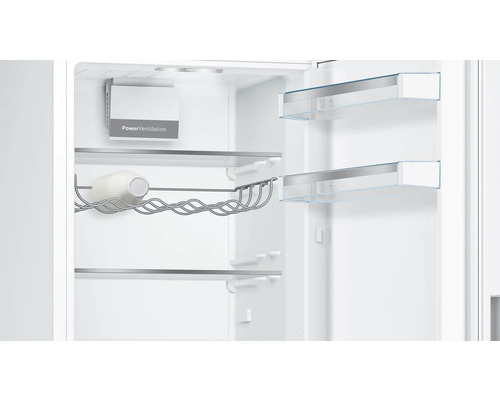 Kühlschrank-Innenraum mit PowerVentilation-System, Metall-Flaschenregal inklusive einer Flasche und Glasablagen mit silbernen Profilen.