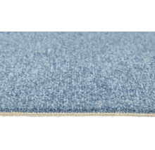 Blauer Teppichboden mit strukturierter Oberfläche und sichtbarem Rücken in Nahaufnahme.