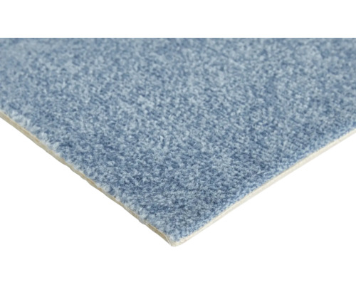 Blauer Teppichboden aus Velours mit Kurzflor.
