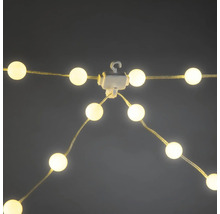 LED-Lichterkette mit warmweißen kugelförmigen Leuchtmitteln und einem mittigen Aufhängehaken.