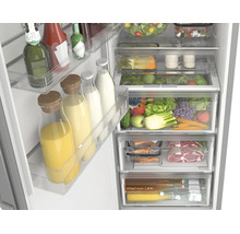 Kühlschrank-Innenraum mit VitaFresh-Fächern für Obst, Gemüse und Fleisch sowie Getränkeabstellflächen in der Tür.