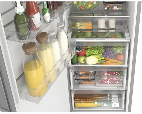 Kühlschrank-Innenraum mit VitaFresh-Fächern für Obst, Gemüse und Fleisch sowie Getränkeabstellflächen in der Tür.