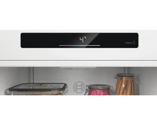 Digitale Anzeige eines Kühlschranks mit 4 Grad Celsius, LED Innenbeleuchtung und Bosch Logo.