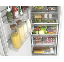 Blick in einen gut organisierten Kühlschrank mit VitaFresh Schubladen, Obst, Gemüse, Fleisch und Flaschen auf den Türabstellern.
