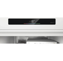 Digitalanzeige eines Gefrierschranks mit minus 18 Grad Celsius und LED-Innenbeleuchtung.