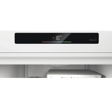 Digitalanzeige eines Gefrierschranks mit Temperaturanzeige von minus 18 Grad Celsius, Menütaste und LED-Beleuchtung.