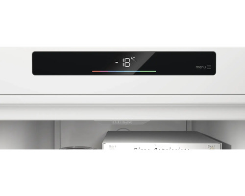 Digitalanzeige eines Gefrierschranks mit Temperaturanzeige von minus 18 Grad Celsius, Menütaste und LED-Beleuchtung.