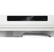 Digitales Display eines Gefrierschranks mit Temperaturanzeige von minus 18 Grad Celsius und Menü-Schaltfläche.