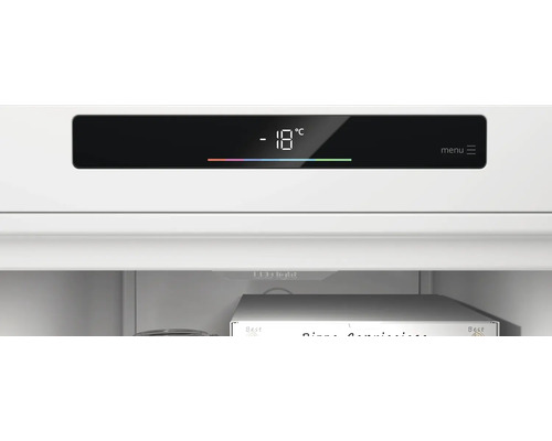 Digitales Display eines Gefrierschranks mit Temperaturanzeige von minus 18 Grad Celsius und Menüoption.