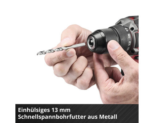 Einsetzen eines Bohrers in ein einhülsiges 13 Millimeter Schnellspannbohrfutter aus Metall an einer Bohrmaschine.