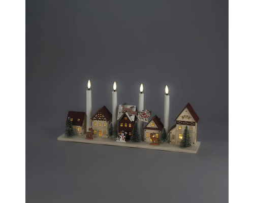 Weihnachtsdekoration aus Holz mit Miniaturdorf, beleuchteten Häusern, Tannenbäumen, Rentieren und vier weißen elektrischen Kerzen auf Holzsockel.