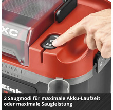 Hand bedient den Schalter eines batteriebetriebenen Einhell Staubsaugers zur Auswahl zwischen zwei Saugmodi für Laufzeit oder Saugleistung.