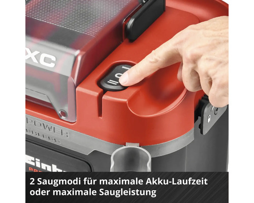 Hand bedient den Schalter eines batteriebetriebenen Einhell Staubsaugers zur Auswahl zwischen zwei Saugmodi für Laufzeit oder Saugleistung.