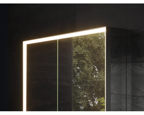 Spiegelschrank mit integrierter LED-Beleuchtung an den Kanten.