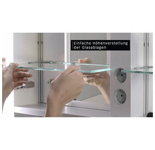 Spiegelschrank mit höhenverstellbaren Glasablagen und zwei Steckdosen, Keuco Logo.