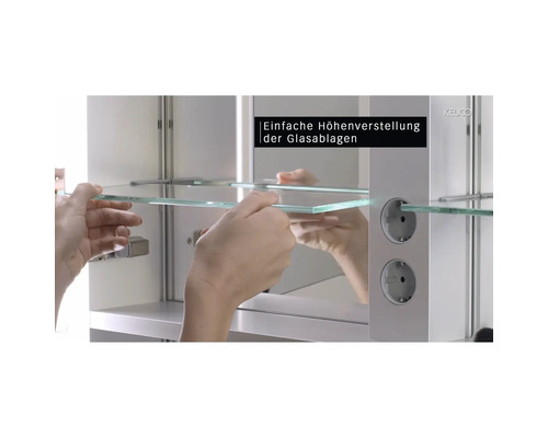 Spiegelschrank mit höhenverstellbaren Glasablagen und zwei Steckdosen, Keuco Logo.