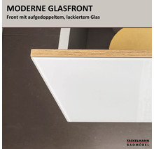 Detail einer modernen Schrankfront mit aufgedoppeltem, lackiertem Glas und Kante in Holzoptik, Fackelmann Badmöbel Logo.
