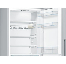Bosch Kühlschrank Innenraum mit Glasablagen, Metall-Flaschenregal mit Flasche, Türabstellern und Bosch Logo.
