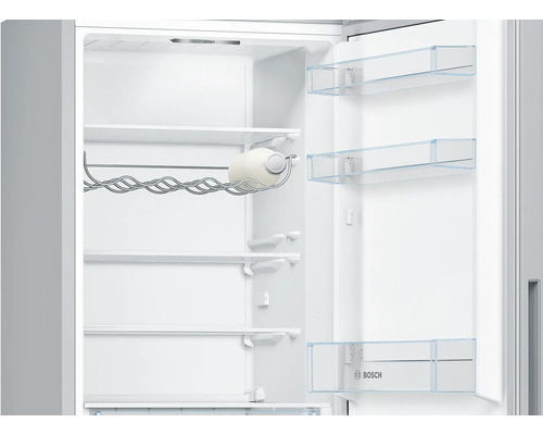Bosch Kühlschrank Innenraum mit Glasablagen, Metall-Flaschenregal mit Flasche, Türabstellern und Bosch Logo.