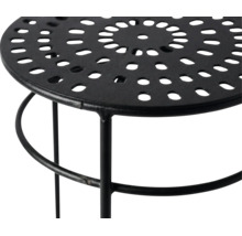 Metallhocker mit runder perforierter Platte und schwarzem Gestell.