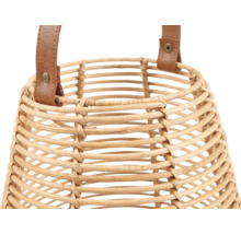 Nahaufnahme einer geflochtenen Laterne aus Rattan mit einem Tragegriff aus Leder und Metallnieten.