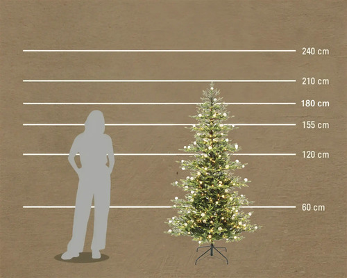 Künstlicher Weihnachtsbaum mit LED-Beleuchtung in einem Größenvergleich mit einer Person und Höhenangaben bis zu 240 Zentimetern.