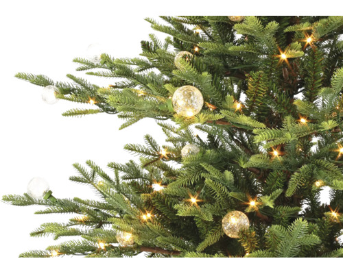 Künstlicher Weihnachtsbaum mit warmweißer LED-Beleuchtung und dekorativen Glaskugeln.